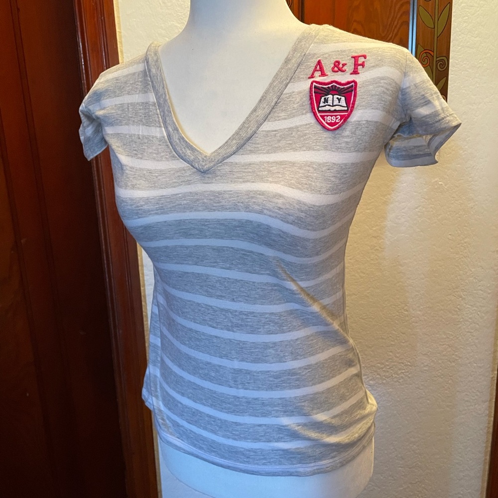 $30 🛍️⭐️ Abercrombie & Fitch V neck tee 😃